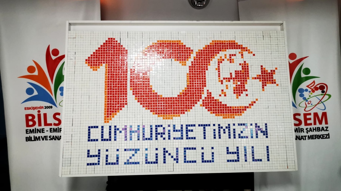 600 rubik küp ile Atatürk ve 100. yıl logolu rubik küp çalışmamızı tamamladık.